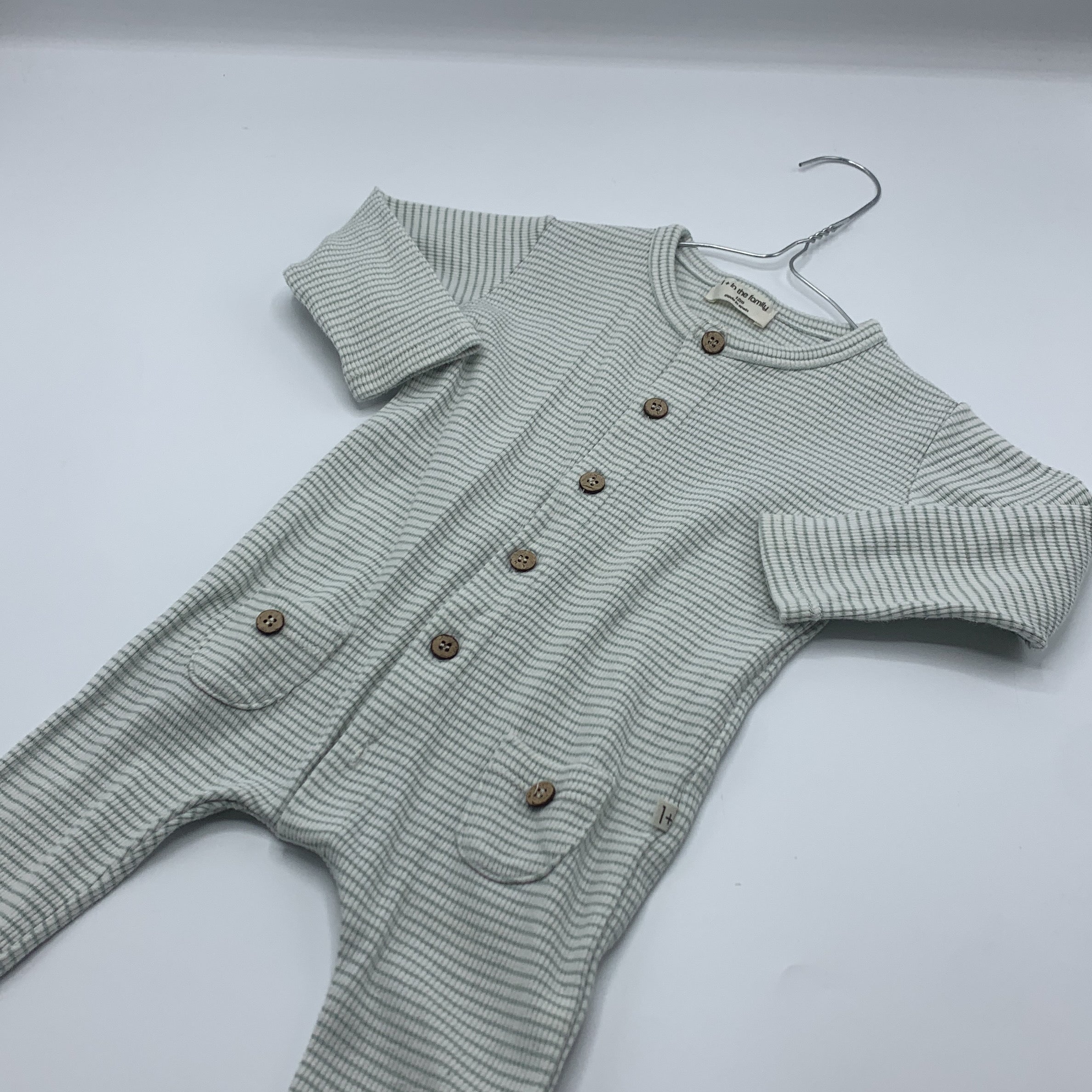 1-I+in the family Combinaison bébé rayée à boutons 👶