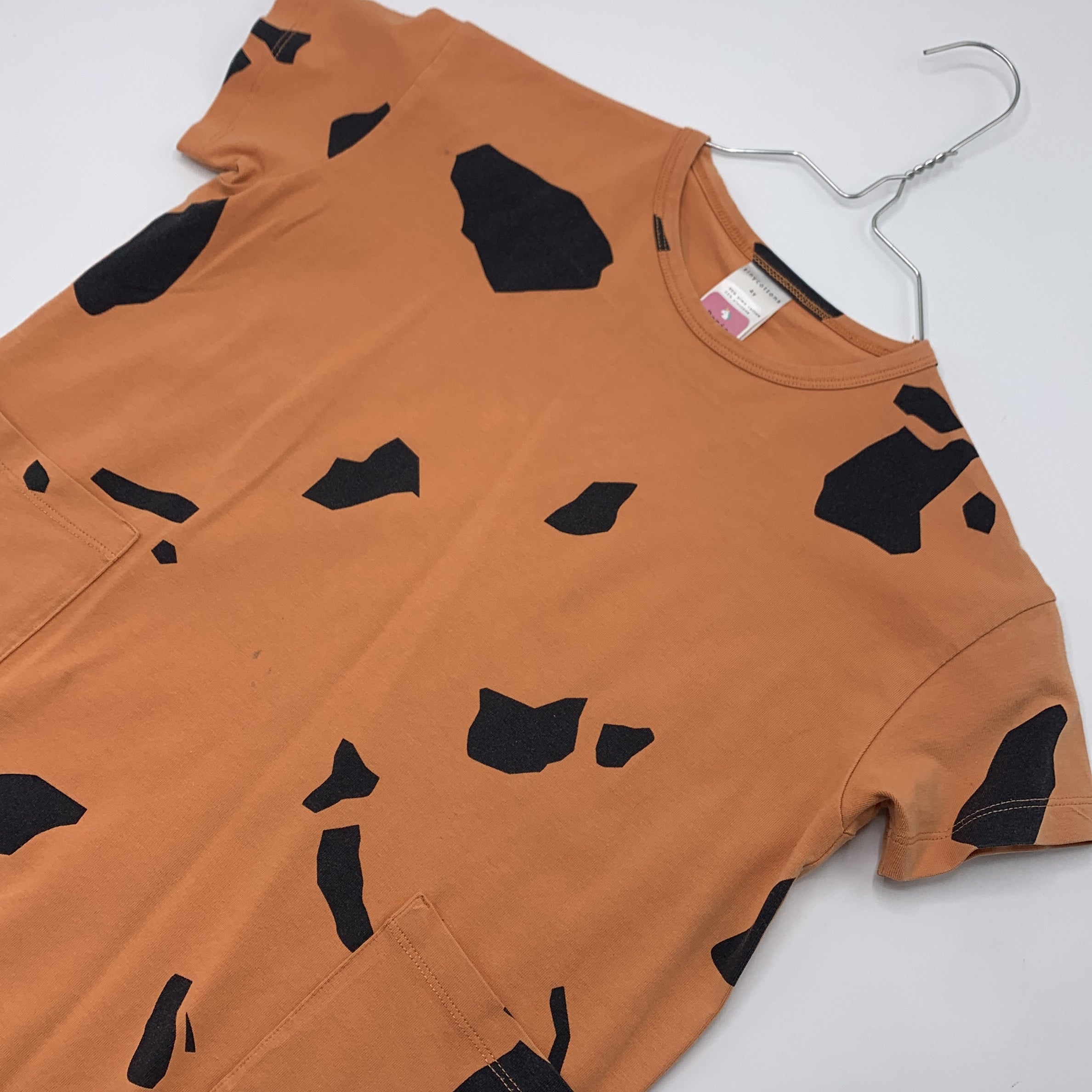 1-T-shirt Tinycottons, motif taches noires, poches plaquées 👕