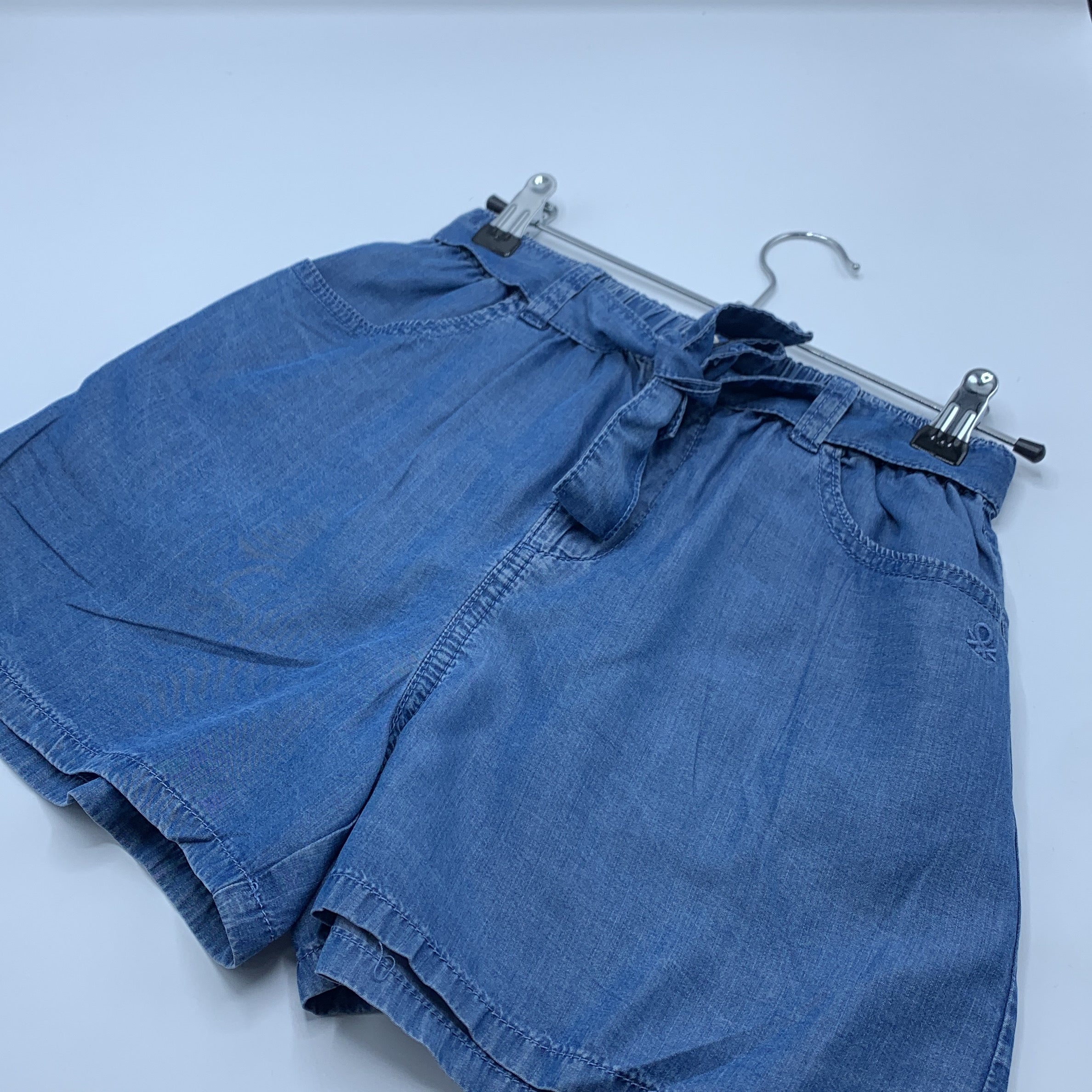 1-Short BENETTON, modèle non identifiable, catégorie short