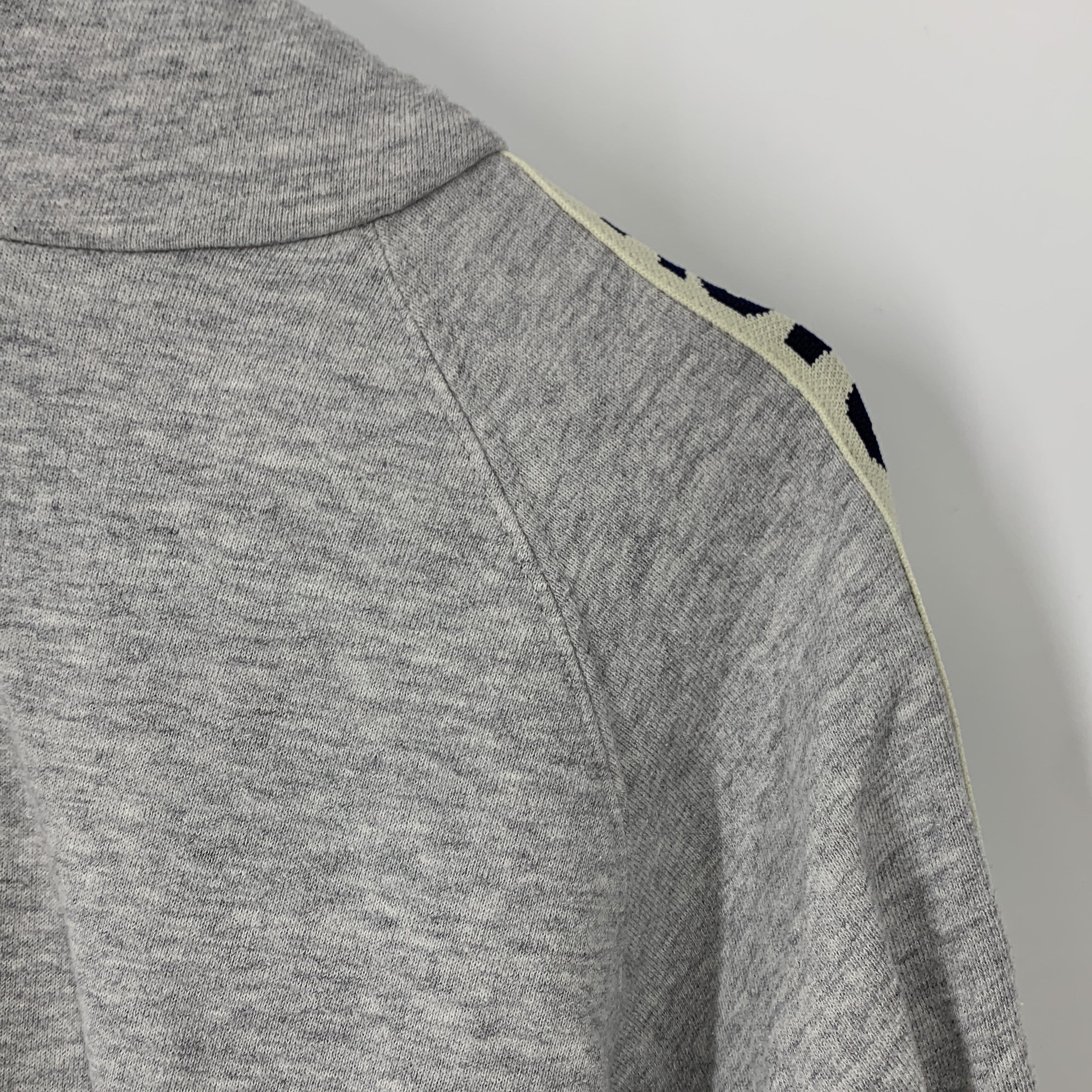 1-AO76 - Sweat - 8 ans