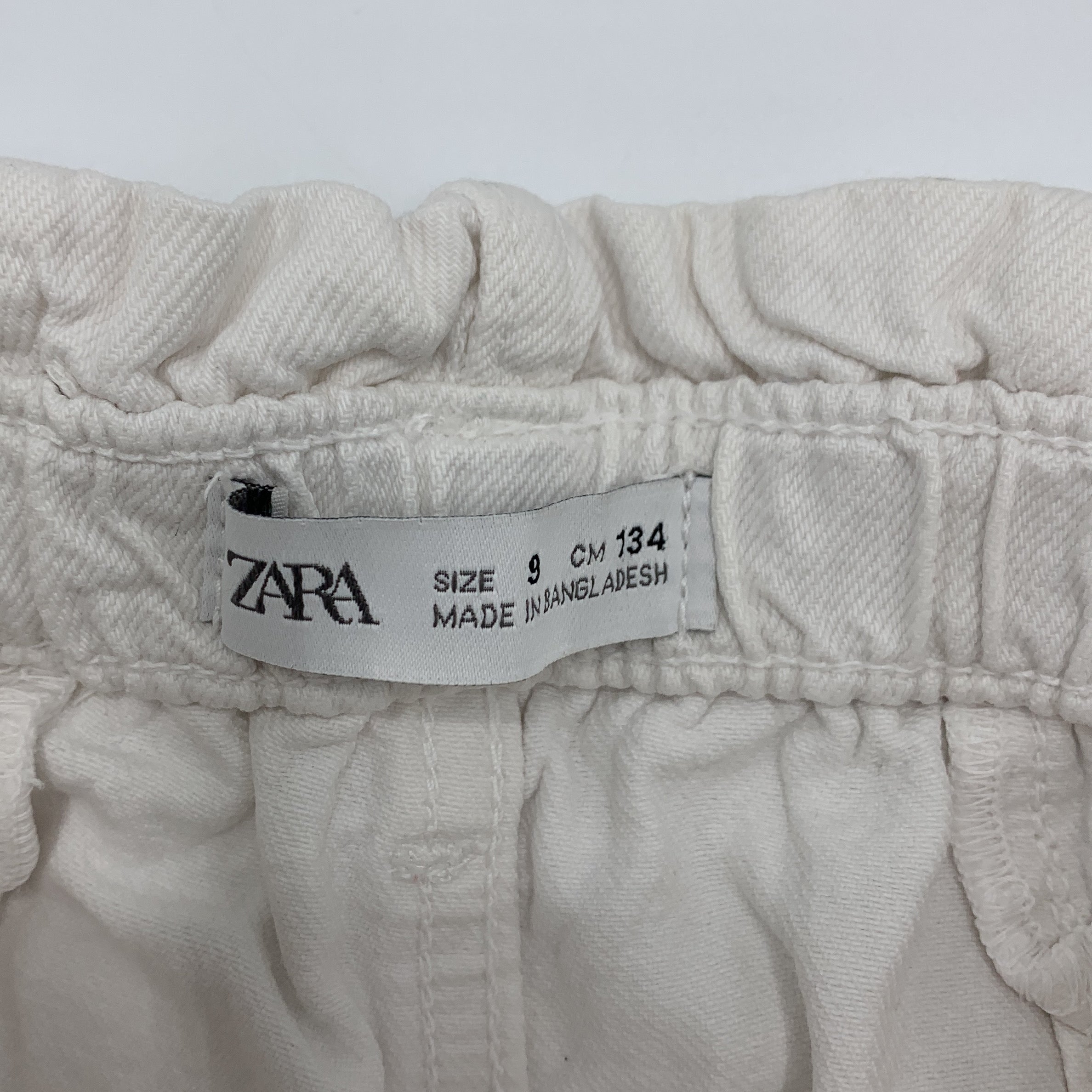 3-Short ZARA, taille 9 ans, couleur blanc 🩳