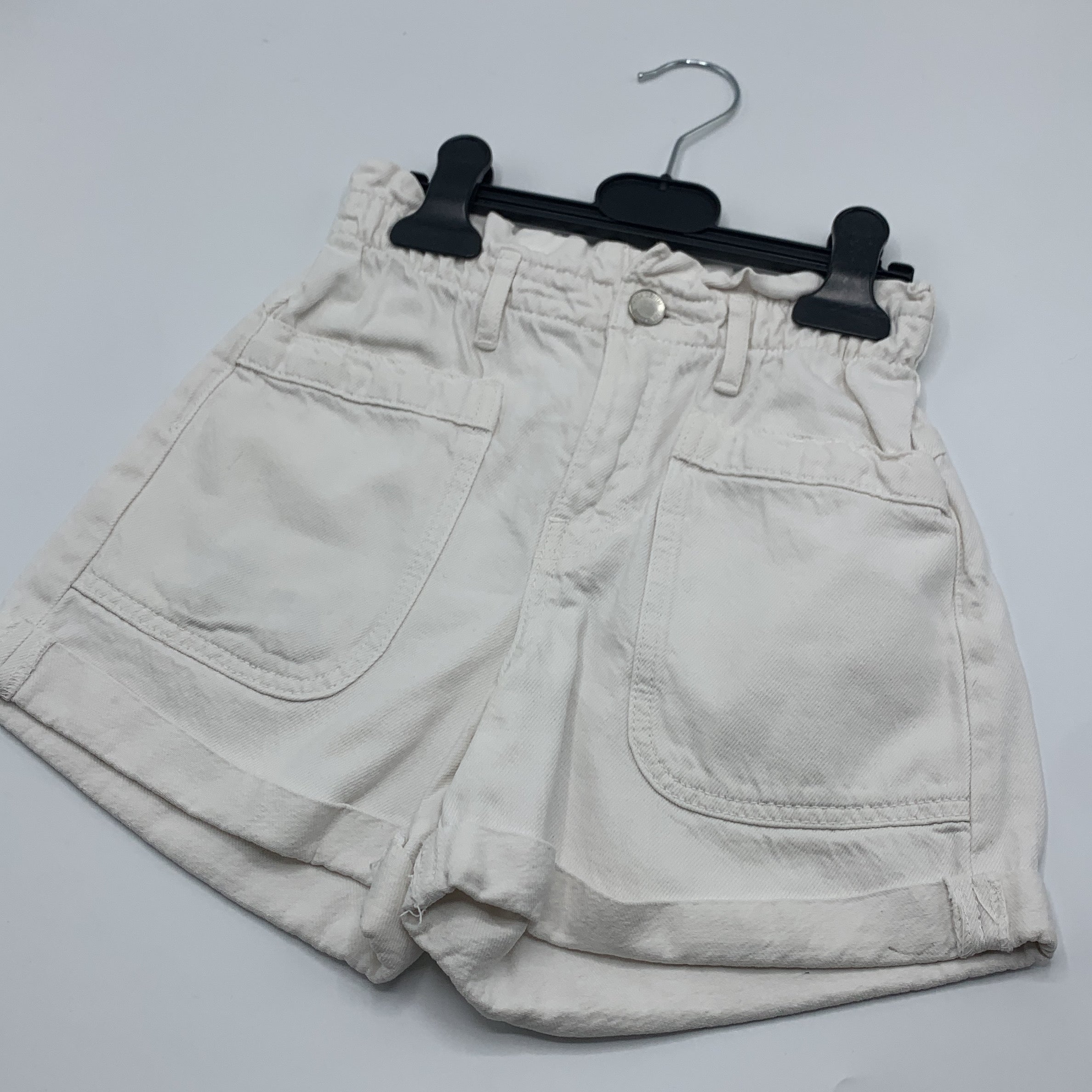 1-Short ZARA, taille 9 ans, couleur blanc 🩳