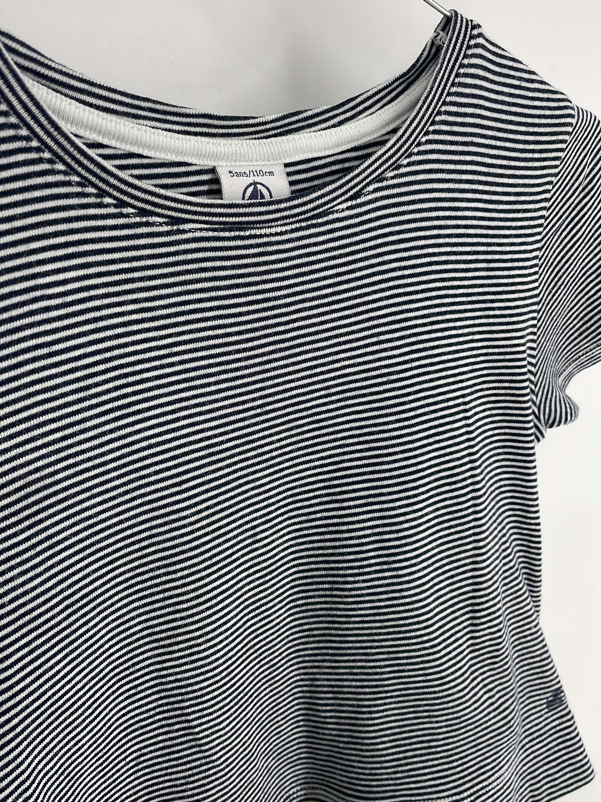 1-T-shirt manches courtes Petit Bateau 5 ans
