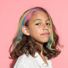 Cheveux coloriés avec les craies Rainbow